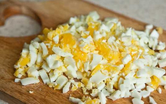 1. Этап. Зразы со свининой: 4. Яйца остудите, очистите и нарежьте мелко.