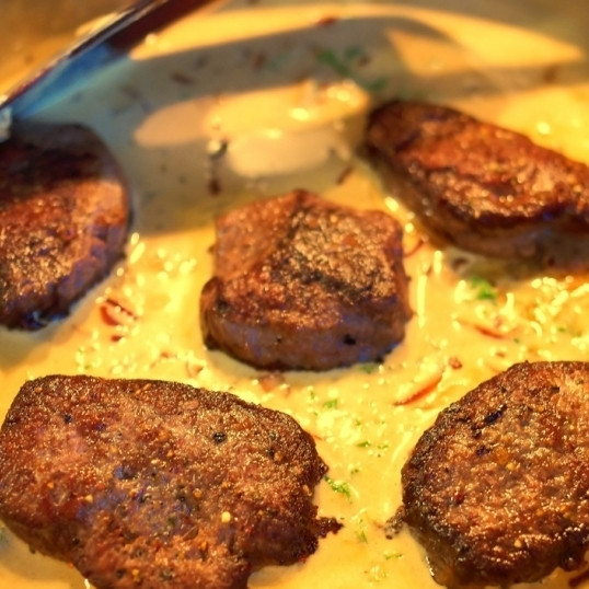 1. Этап. Стейк Диана: Возвращаем в сковороду обжаренные стейки вместе с соусом, который выделился, пока они были накрыты фольгой или крышкой (для этого и накрывали). Перемешиваем, прогреваем 1-2 минуты и снимаем с огня.