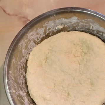 1. Этап. Вареники с мясом и картофелем: Затем замесить однородное тесто.