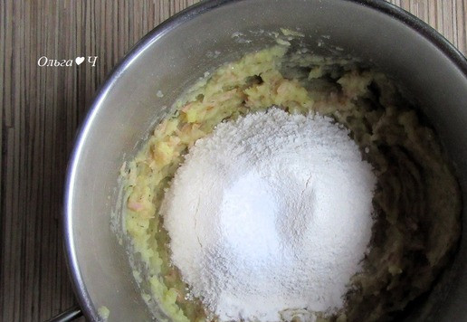 1. Этап. Картофельные крекеры с тунцом Новогодний хруст: Постепенно всыпьте муку, смешанную с разрыхлителем и крахмалом.