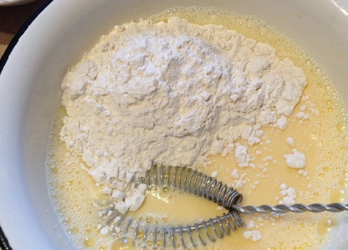 1. Этап. Ленивые эклеры с творожной начинкой: 3. Всыпаем муку и размешиваем, тесто не должно быть с комочками.