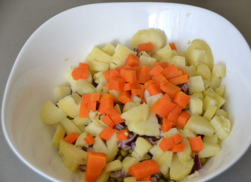 1. Этап. Винегрет со шпротами: Кубиком нарежьте морковь и добавьте в миску к овощам.