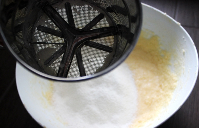 1. Этап. Бисквит с корицей: 2. Муку заранее просеиваем и смешиваем с разрыхлителем и крахмалом. Всыпаем все порционно к взбитому маслу, затем добавляем молоко.