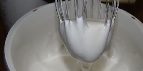 1. Этап. Торт Елизавета: 1. Для начала необходимо отдельно взбить белки до белой пены. Постепенно всыпать сахар, продолжая взбивать на средних оборотах.