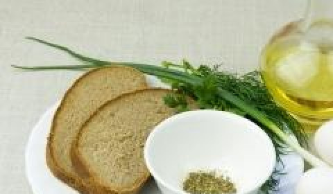 1. Этап. Яйца-пашот с тостами: Для приготовления блюда подготовим все необходимые ингредиенты. Два кусочка черного хлеба, два яйца, свежую зелень, приправы и масло.