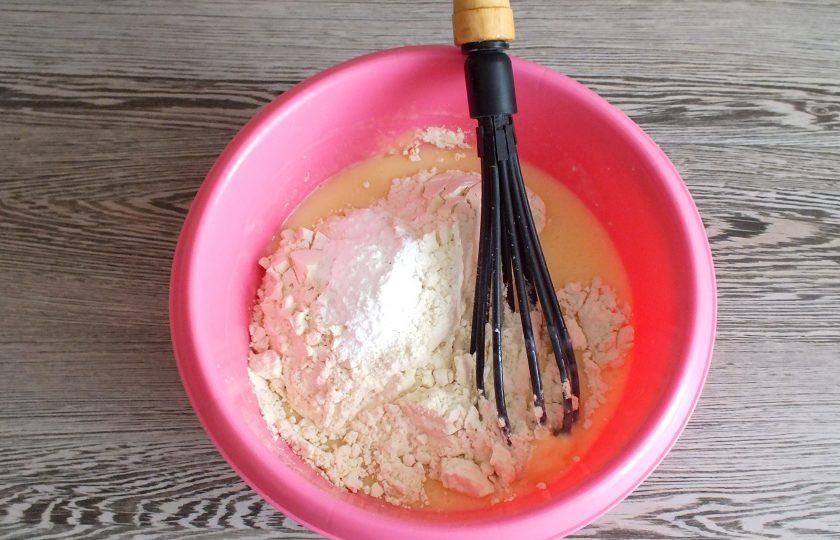 1. Этап. Кекс на кефире с малиной: Добавьте муку, разрыхлитель для теста. Перемешайте.