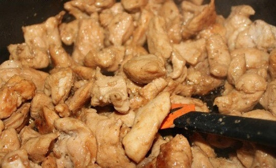 1. Этап. Куриная грудка с шампиньонами в сливках: 9. На отдельной сковороде обжариваю маринованную куриную грудку. Сперва обжариваю на сильном огне, а затем убавляю его до минимума и готовлю около получаса.