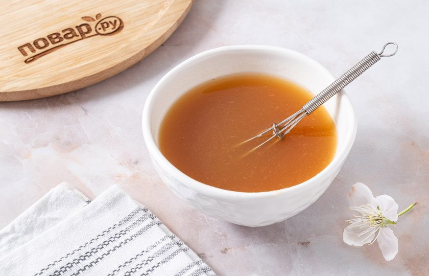 1. Этап. Постный монастырский пирог: Отдельно разведите в крепкой черном чае варенье.