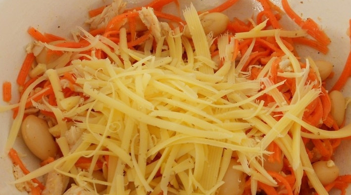 1. Этап. Салат с отварной фасолью: 3. А также сыр. Перемешаем.