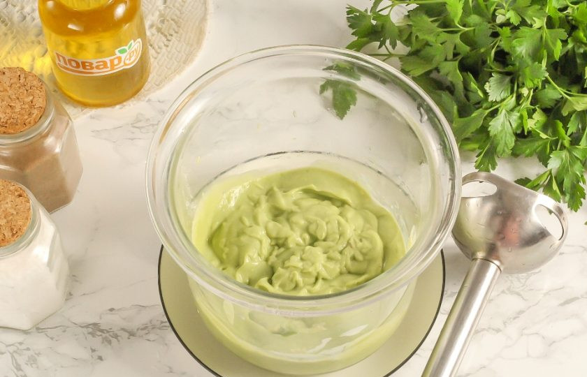 1. Этап. Мясо с авокадо на сковороде: Влейте оставшееся растительное масло и отпюрируйте все до текстуры соуса.