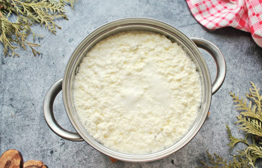 1. Этап. Аркас: Кастрюлю поставьте на медленный огонь и варите, перемешивая, пока масса не свернется и не отделится сыворотка.