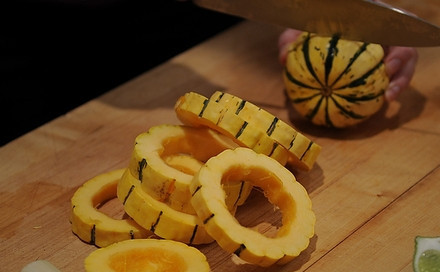 1. Этап. Закуска из тыквы: Тыкву нарезаем кольцами и вынимаем семена, солим и оставляем на 30 минут.