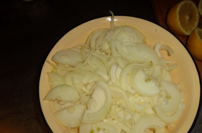 1. Этап. Шашлык из баранины по-узбекски: Лук порежьте полукольцами и сложите в миску.