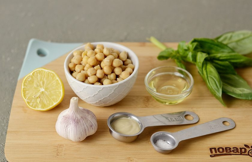 1. Этап. Хумус с базиликом: Подготовьте все ингредиенты.