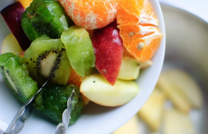 1. Этап. Фруктовый сладкий салат: Затем выложите апельсин, киви и клубнику. Кстати, клубнику тоже лучше разделить на две или три кусочка.