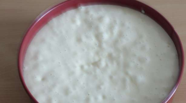 1. Этап. Торт Белый трюфель: Форму (24 см.) застилаем бумагой для выпечки, вливаем в форму тесто. Выпекаем бисквит 40 минут, температура 200 градусов.