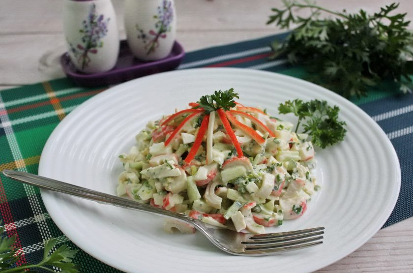 1. Этап. Салат из крабовых палочек с луком и зеленью: Салат с крабовыми палочками, луком и зеленью готов. Подавайте на закуску.