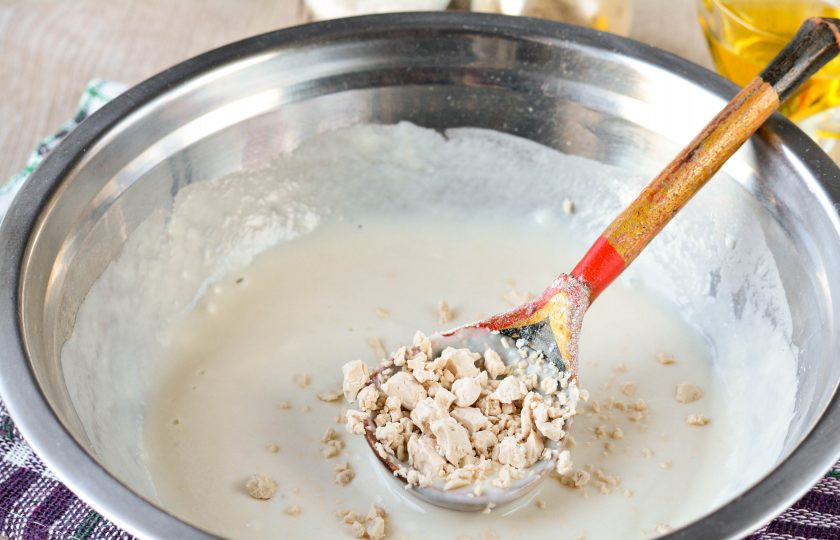 1. Этап. Жареные пирожки на заварном тесте: Когда заваренная мука остынет и не будет горячей — добавьте дрожжи.