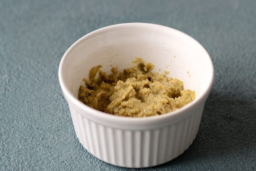 1. Этап. Оливковый паштет: Измельчите все вместе погружным блендером.