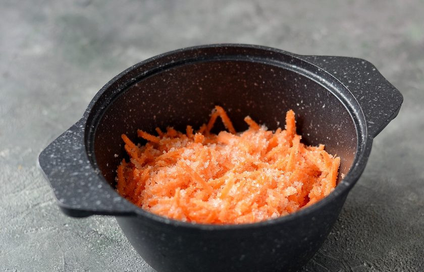 1. Этап. Варенье из брусники с морковью: Переложите в кастрюлю, добавьте половину сахара и хорошо перемешайте. Оставьте на 1 час. Перемешивайте несколько раз за это время.