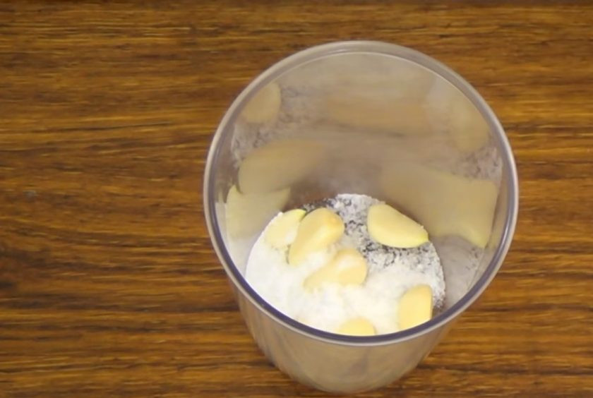 1. Этап. Маринованные помидоры за 12 часов: 1. Помидоры разрежьте пополам. В чашу блендера поместите чеснок, укроп, петрушку, базилик, растительное масло, сахар, соль, острый перец и измельчите блендером.