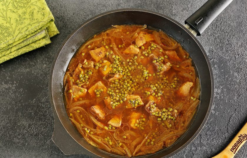 1. Этап. Каша с машем, рисом и мясом: Добавьте воду, чтобы она покрывала мясо на 2-3 мм. выше уровня и всыпьте промытый маш. Тушите под крышкой на небольшом огне 40 минут, по необходимости помешивая и подливая воду.