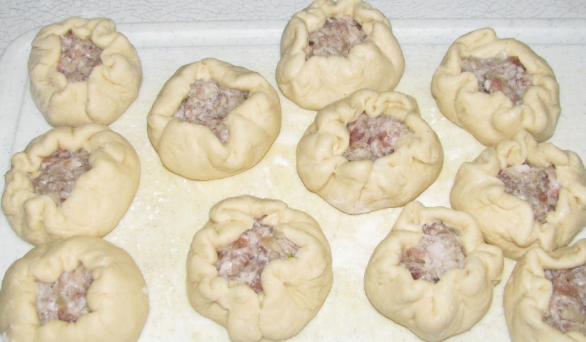 1. Этап. Беляши с мясом на сковороде: Получается довольно много беляшей.