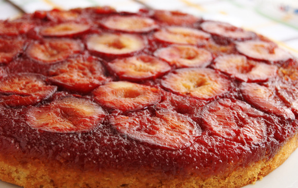 1. Этап. Сливовый пирог перевертыш: 9. После запекания даем пирогу немного 