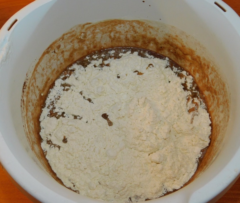 1. Этап. Шоколадный пирог с яблоками (без яиц): Добавьте соду, лимонный сок и муку. Перемешайте.