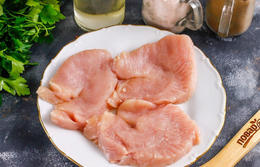 1. Этап. Японский шашлык: Филе индейки или курицы промойте в воде, срежьте с него жилы и пленки, нарежьте длинными полосками или слайсами, но не толще 0,5 см.