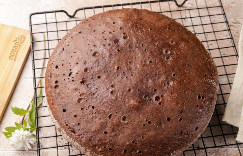 1. Этап. Пирог Для мамы: Готовый пирог аккуратно извлеките и остудите немного на решётке.