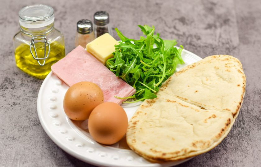 1. Этап. Пита с яйцом: Подготовьте ингредиенты.