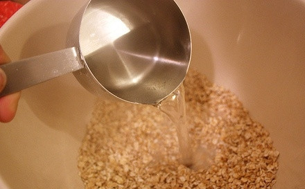 1. Этап. Котлеты из овсяных хлопьев: Для начала нам необходимо замочить хлопья в кипятке и ставить на 10-15 минут, чтобы они размокли.