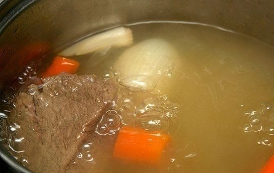 1. Этап. Суп гороховый с сухариками: 3. Мясо промываю и заливаю 3 литрами кипятка, после закипания убавляю огонь и варю на слабом огне. Очищаю морковь и лук, добавляю по половинке каждого овоща в кастрюлю к мясу, варю около двух часов.