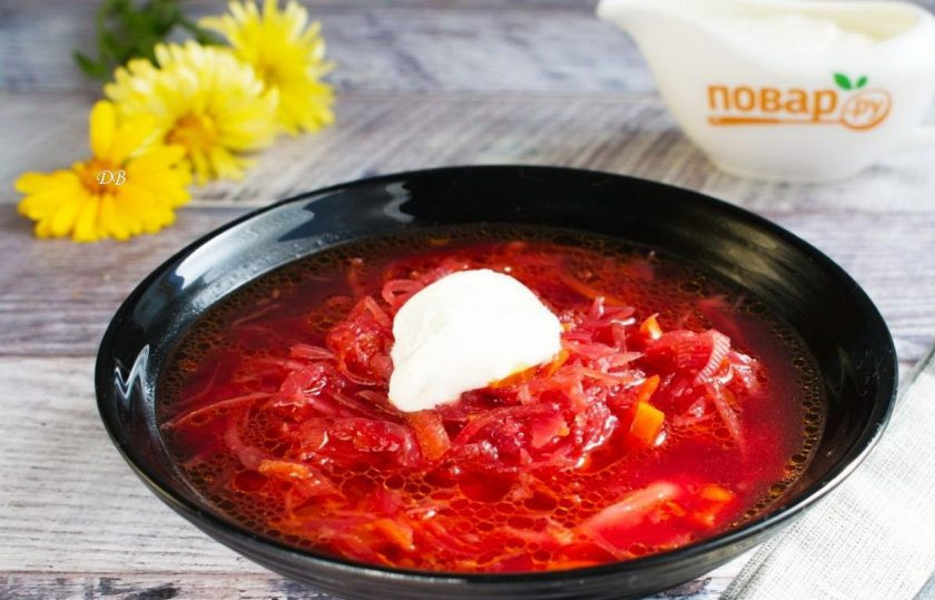 1. Этап. Легкий свекольный суп без картошки: Подавайте суп со свежей зеленью и сметаной. Приятного аппетита!