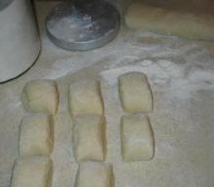 1. Этап. Пирожки с творогом: 2. Примерно через час тесто увеличится в объеме, из него можно скатать длинный жгут. Нарезать жгут на кусочки размером в 3 см.
