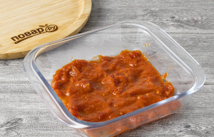 1. Этап. Овощная лазанья из кабачков и баклажанов: Разогрейте духовку до 180 градусов. Дно формы слегка смажьте растительным маслом и выложите немного томатного соуса.