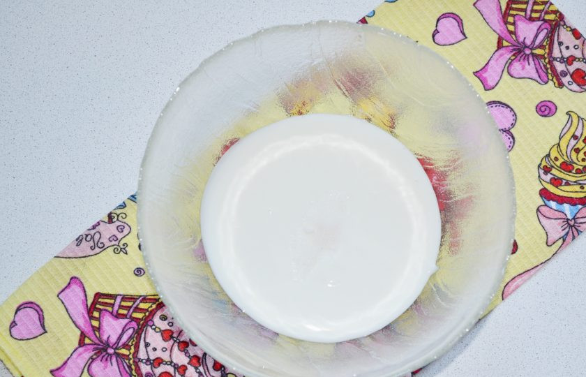 1. Этап. Хычины на кефире: В глубокую мисочку влейте кефир и добавьте соду.