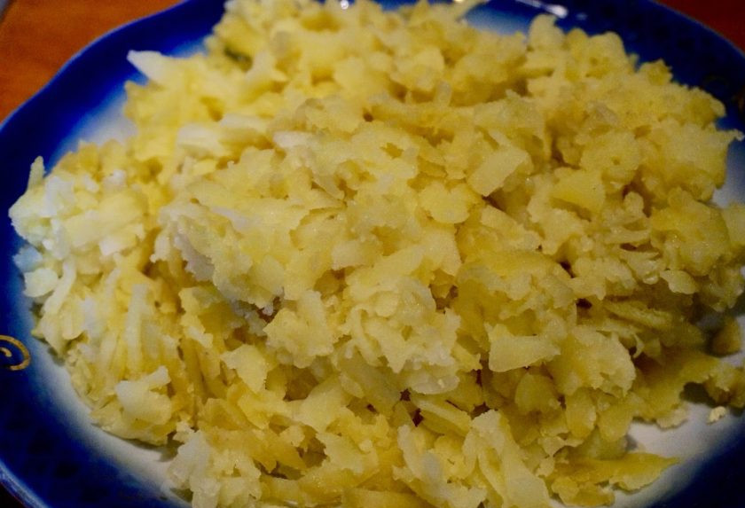 1. Этап. Салат из консервы: 4. Отвариваем картофель и яйца. Даем остыть, после чего натираем картофель на средней терке.