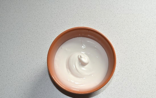 1. Этап. Тесто для куличей на сухих дрожжах: Один белок взбейте с сахаром или сахарной пудрой для глазури.