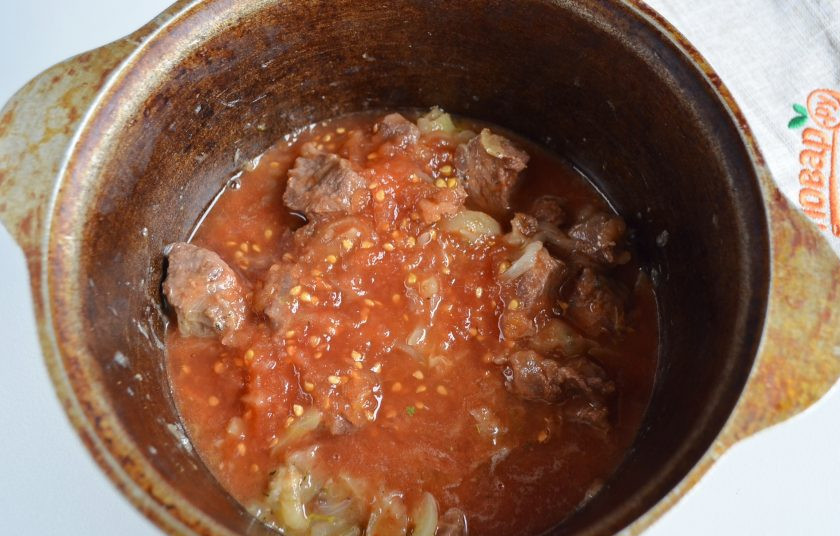 1. Этап. Чашушули по-грузински из говядины: 6. Добавьте протертые помидоры (я использую крупную терку, но предварительно снимаю кожуру), томатный сок. Закройте крышкой казан и томите мясо еще 1 час. Периодически заглядывайте, перемешивайте. Мясо не должно подгорать, если жидкости мало, то влейте немного кипятка.