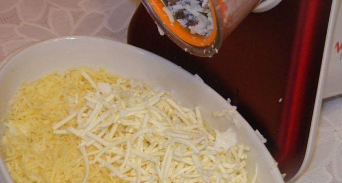 1. Этап. Салат Крабы в шубе: 8. Далее выкладываю измельченный плавленый сыр и сливочное масло.