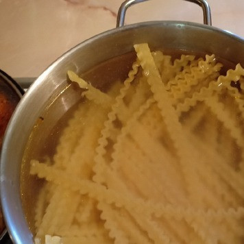 1. Этап. Паста с курицей под чесночно-томатным соусом: В кастрюлю налить воды, поставить на огонь, довести до кипения, посолить, положить лапшу. Варить на среднем огне, помешивая время от времени 7 - 10мин.