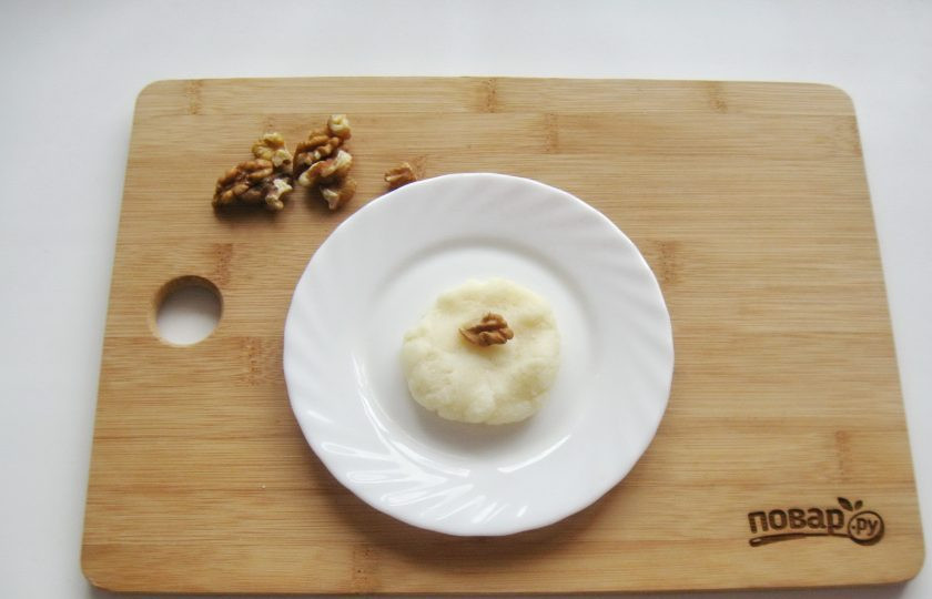 1. Этап. Манный десерт: В середину каждого шарика положите орешек или кусочек мармелада, цукаты.