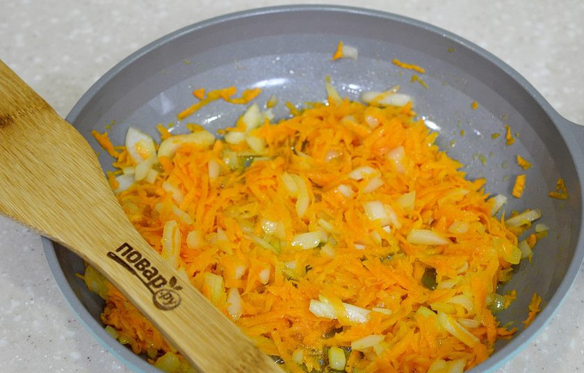 1. Этап. Рыбная солянка из форели: 4. Обжарьте 5-7 минут с добавлением масла.