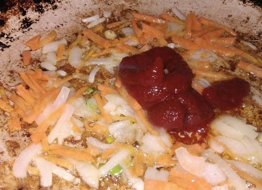 1. Этап. Хек под томатным маринадом: 4. Снимаем обжаренную рыбу, после чего жарим измельченные лук и морковь. Когда овощи станут золотистыми, добавьте томатную пасту и жарьте еще минуту.