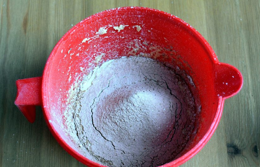 1. Этап. Шоколадный кекс с грушами: Просейте смесь муки, какао-порошка, разрыхлителя и щепотки соли. Быстро лопаткой вымешайте легкое тесто.