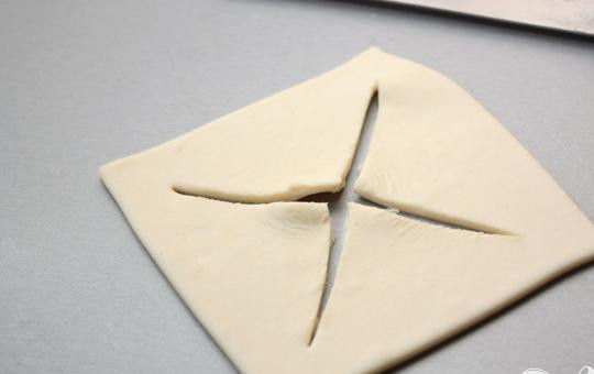 1. Этап. Тарталетки из слоеного теста: 3. Второй вариант – делаем крестообразные надрезы прямо в центре на половине квадратов. В этом варианте отходов теста не остается.