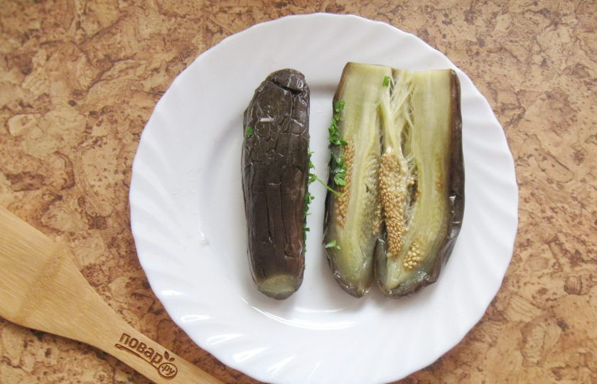 1. Этап. Квашеные фаршированные баклажаны: Каждый баклажан разрежьте вдоль, но не конца. Разверните, как книжку.