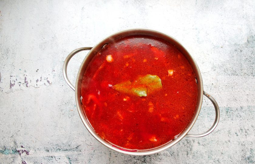 1. Этап. Борщ из оленины: Добавьте в кастрюлю тушеную свеклу, выложите лавровый лист и доведите до кипения. Доведите борщ по вкусу на соль и сахар.